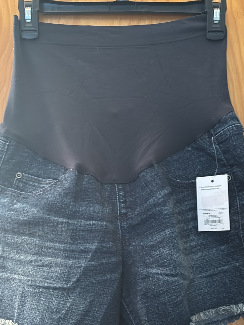 A glow maternity shorts size 6